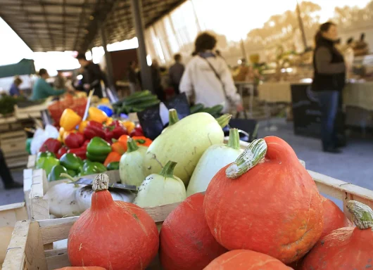 Des légumes sur un étal de marché.