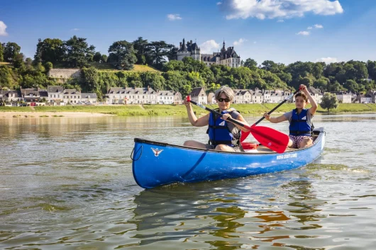 Une mère et son fils dans un canoë avec le chateau de Chaumont sur Loire au-dessus