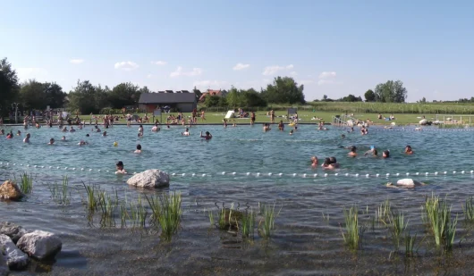 Familles en train de se baigner à la baignade naturelle du Grand Chambord