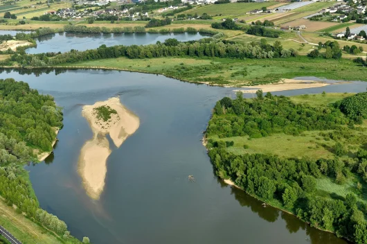 Vue aérienne sur la Loire et un banc de sable à une intersection