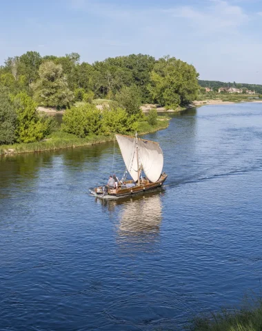 Bateau traditionnel qui navigue sur la Loire