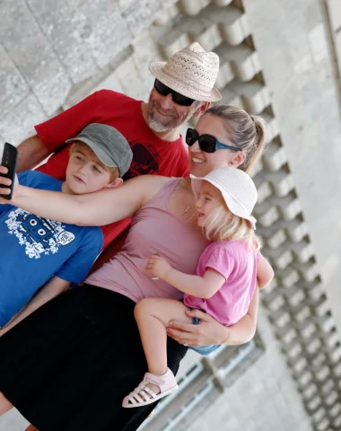 Famille devant le chateau de Sully-sur-Loire