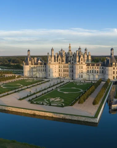 Le château de Chambord et ses jardins à la française vus du ciel