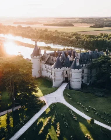 Vue aérienne du Chateau de Chaumont-sur-Loire le soir, au coucher du soleil