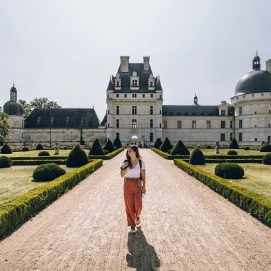 Jeune femme marchant devant le Chateau de Valencay