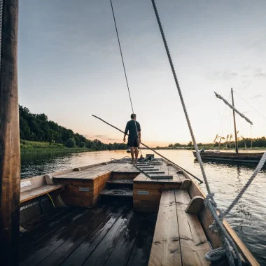 Bateaux naviguant sur la Loire, un homme sur le pont de l'un d'eux