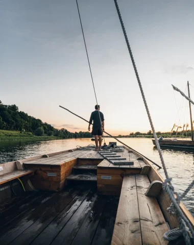 Bateaux naviguant sur la Loire, un homme sur le pont de l'un d'eux