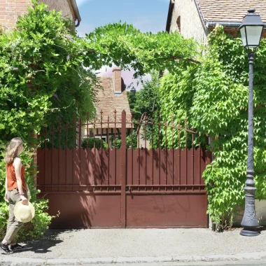 Une femme se promenant à Chaumont sur Tharonne