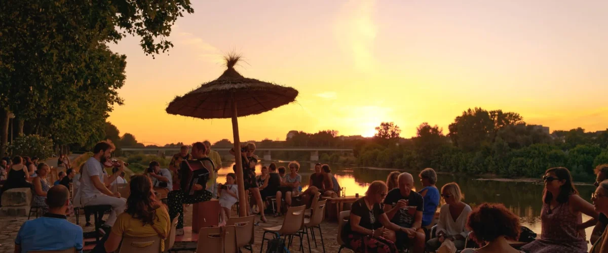 Personnes installées en bord de Loire, à La Paillote