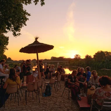 Personnes installées en bord de Loire, à La Paillote