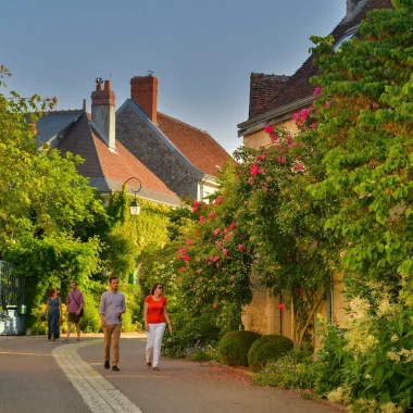 Couple en promenade dans une rue de Chédigny