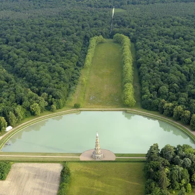 Vue aérienne de la Pagode avec le plan d'eau à son pied et le parc tout autour