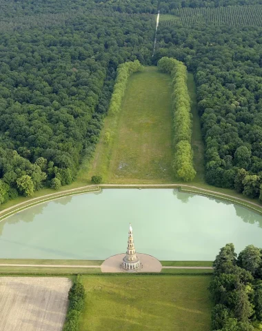 Vue aérienne de la Pagode avec le plan d'eau à son pied et le parc tout autour