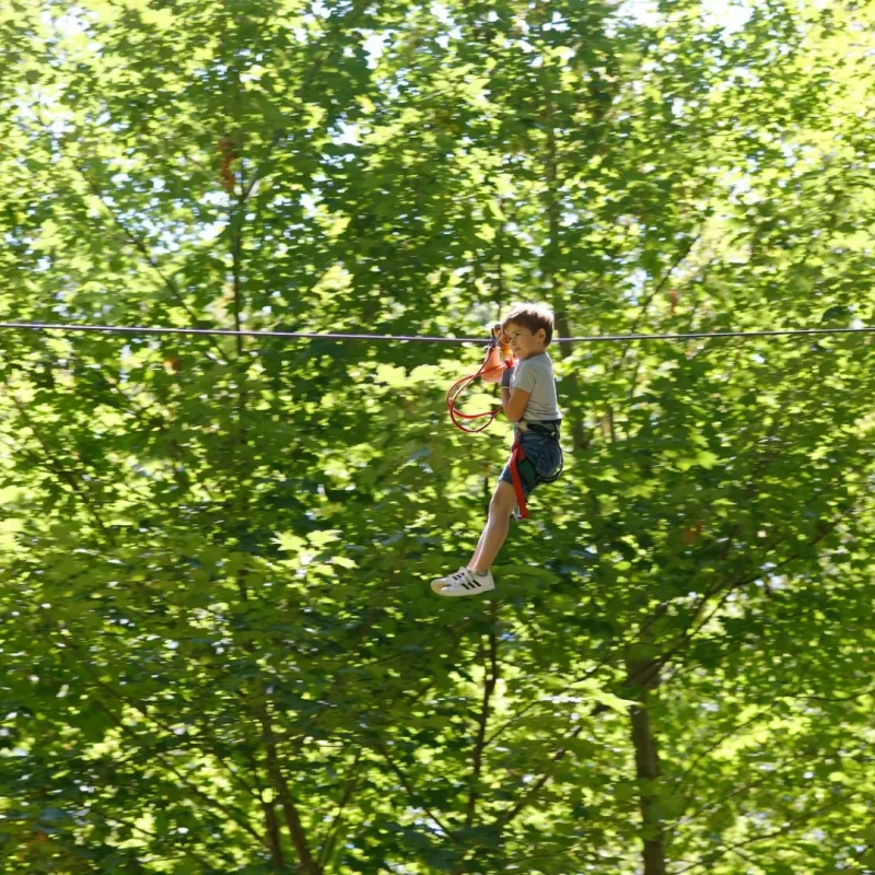 Un enfant faisant de l'accrobra,ce