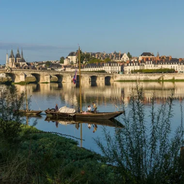 La ville de Blois vue depuis les bords de Loire, des bateaux sur le fleuve