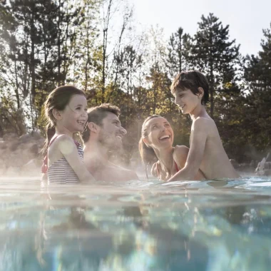 Famille dans l'eau