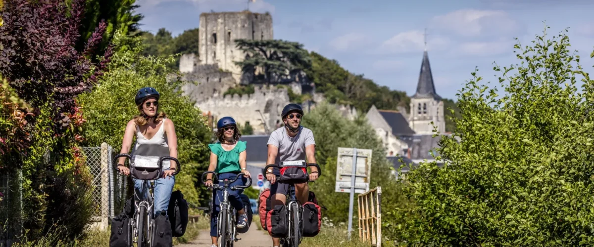 Cyclotouristes dans la ville de Montrichard