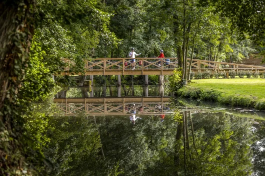 A vélo sur le pont enjambant le Loir, près du jardin du Pré Catelan, à Illiers-Combray