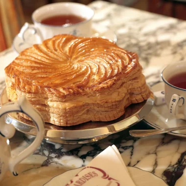 Pithiviers feuilleté posé au milieu d'une table