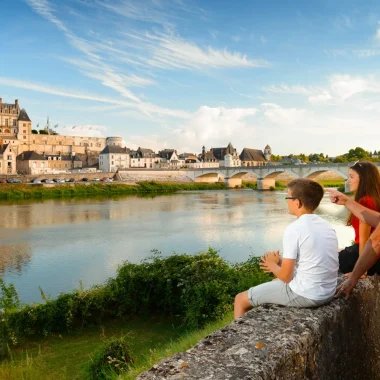Famille devant le château d'Amboise