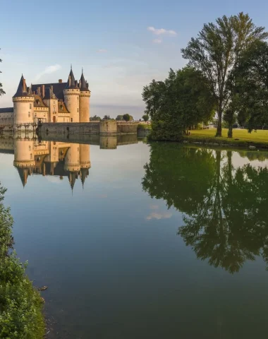 Promeneurs au château de Sully-sur-Loire
