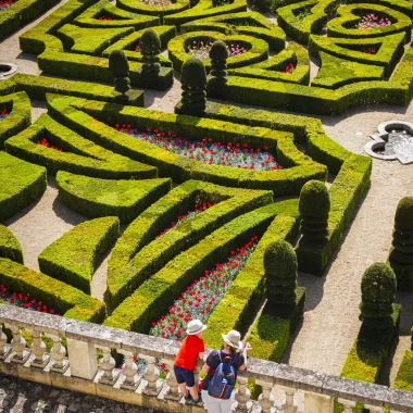 Maman et son fils dans les jardins du Château de Villandry