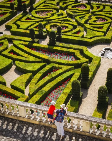 Maman et son fils dans les jardins du Château de Villandry