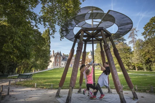 Enfants en train de manipuler la vis aérienne au château du Clos Lucé