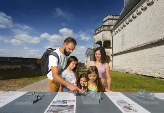 Famille en visite à la Cité royale de Loches