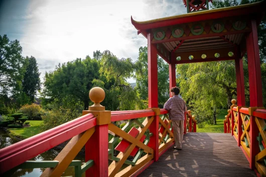 Jeune visiteur sur le Pont Pagode du Parc Floral d'Apremont-sur-Allier