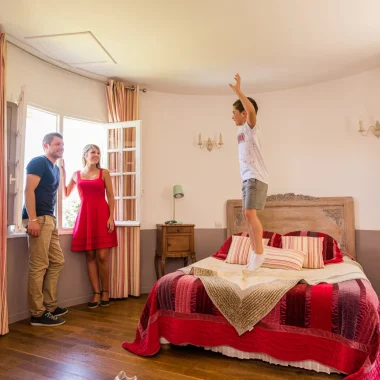 Famille dans une chambre