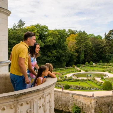 Famille en visite au château de Chenonceau