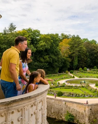Famille en visite au château de Chenonceau