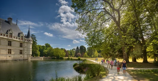 Personnes en promenade dans le parc du château d'Azay-le-Rideau