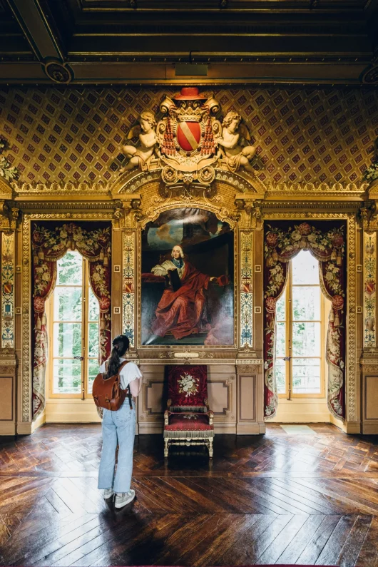 Jeune femme en visite au château de Maintenon