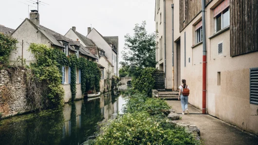 Jeune femme en balade sur les bords de l'Eure à Chartres