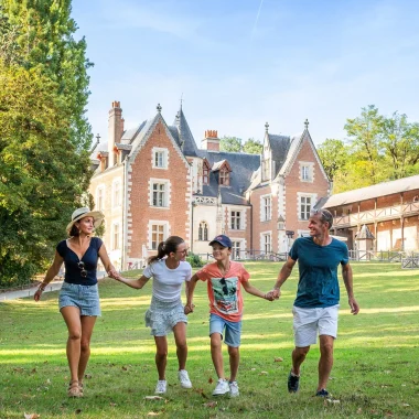 Famille devant le Château du Clos Lucé