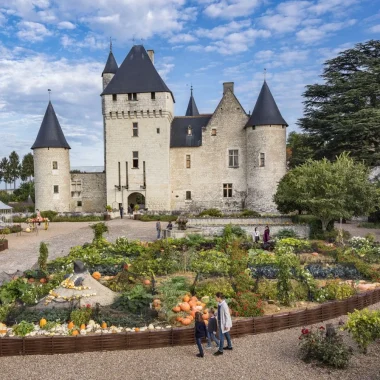 Visiteurs devant le château Rivau