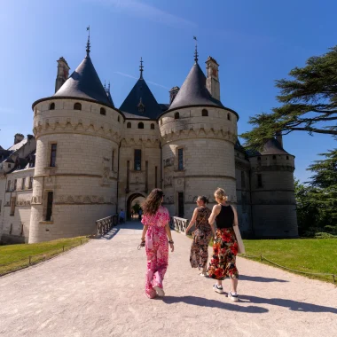 Jeunes femmes devant le château de Chaumont-sur-Loire