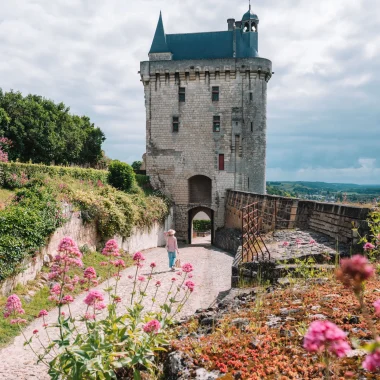Jeune femme à la Forteresse royale de Chinon