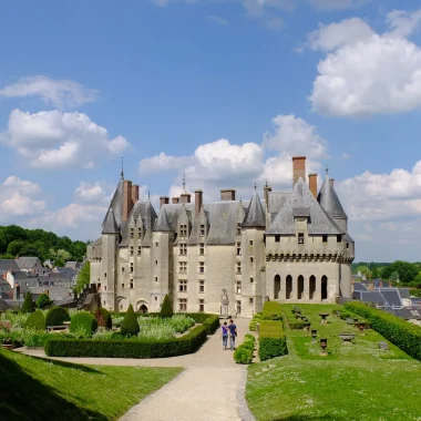 Couple devant le château de Langeais