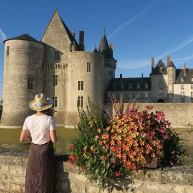 Jeune femme devant le Château de Sully-sur-Loire
