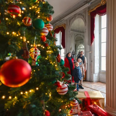 Famille en visite au château de Valençay à Noël
