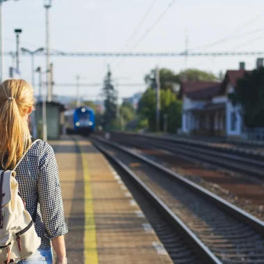 Jeune femme sur un quai de gare