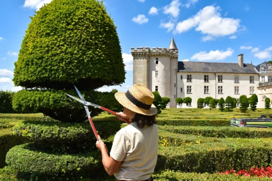 Jardinier dans les jardins du château de Villandry