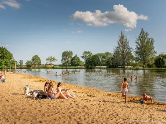 Petit groupe de personnes sur la plage du Parc Capitaine de Bourgueil