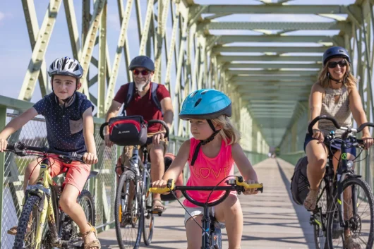 Famille sur le pont de Sully-sur-Loire